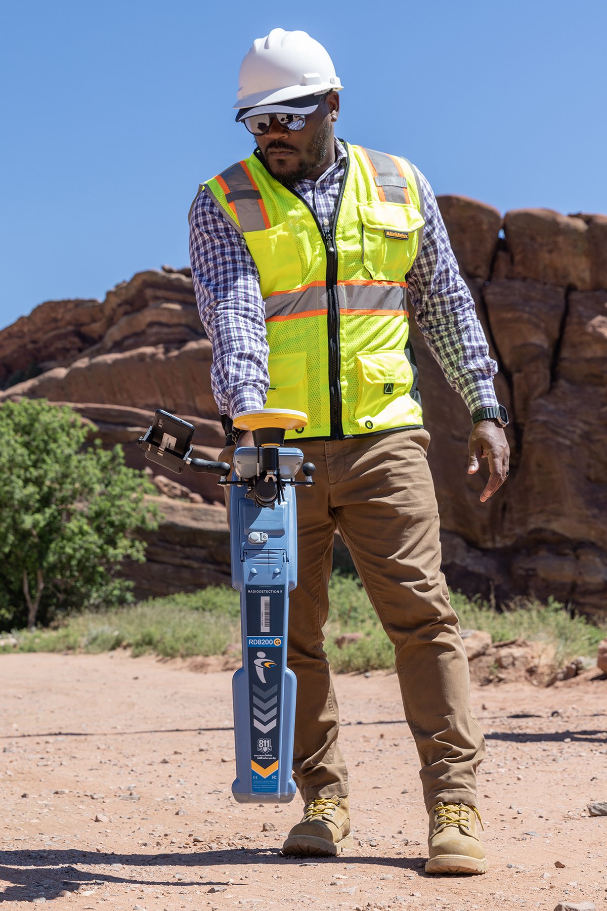 Male land surveyor with RD8200SG with RDMap